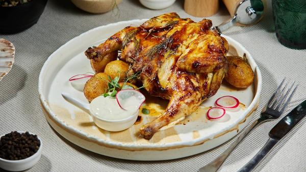 Cocoșel de munte cu ierburi aromate cu cartofi covasna și sos aioli